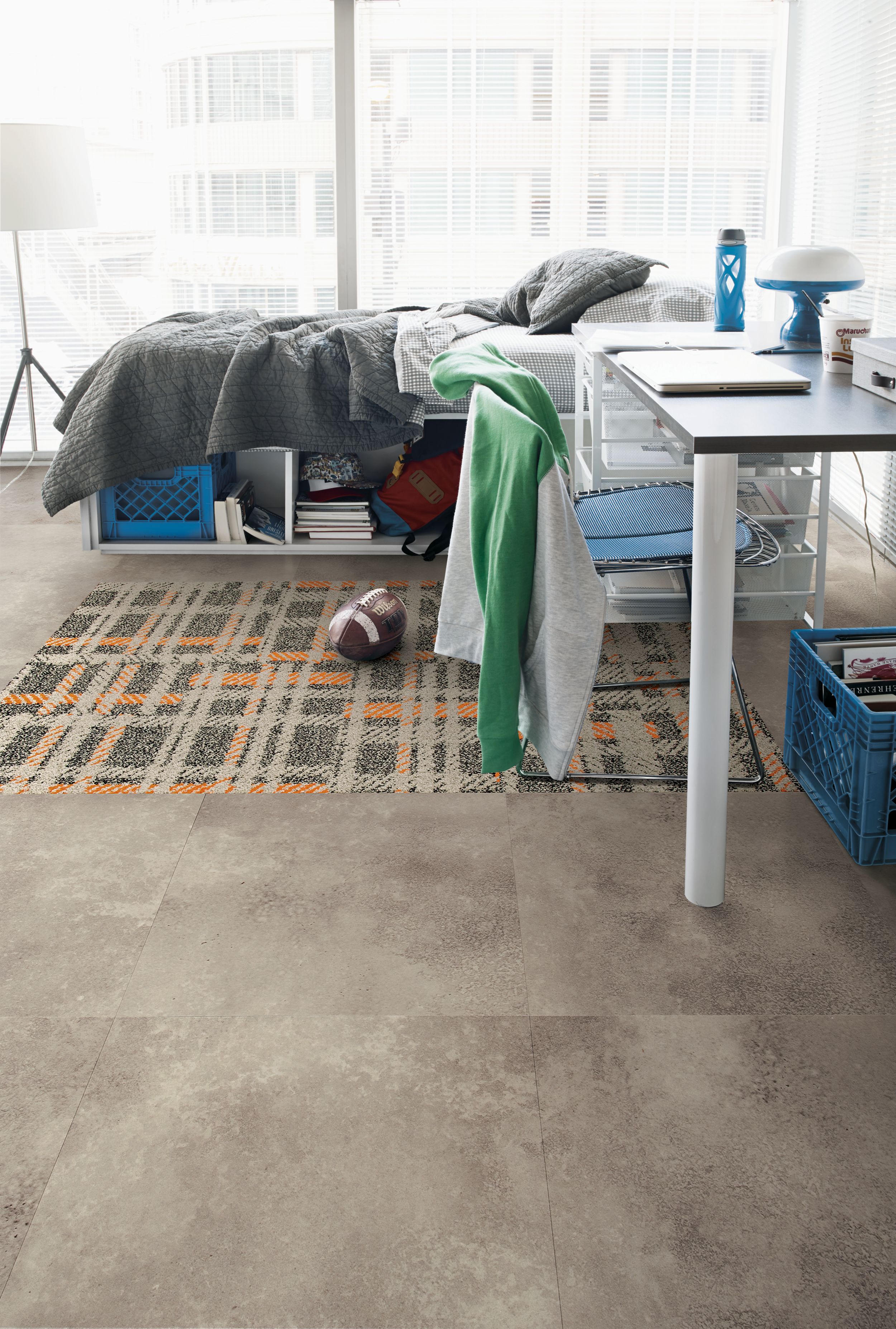 Interface Textured Stones LVT with FLOR Scottish Sett carpet tile in dorm room afbeeldingnummer 5